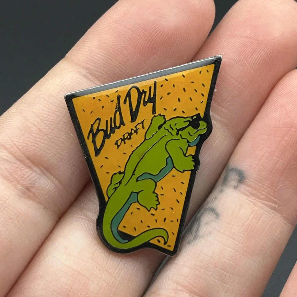 1980s Anheuser Busch Budweiser Bud Dry Draft Lizard Sunglasses Lapel Hat Pin